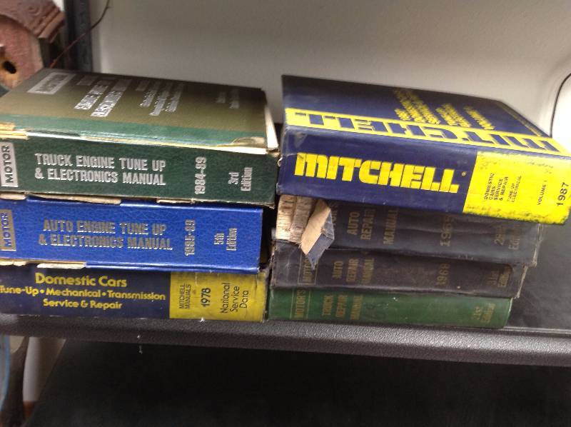 lot 118 image: Seven Manuels, Motor Auto Repair Magazines, Mitchell Manuels