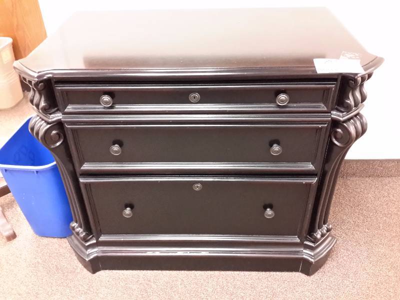 Nice lateral File cabinet.. 2 drawers