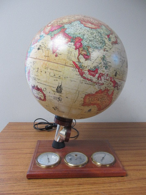 lot 10 image: Vintage World Globe wBarometer