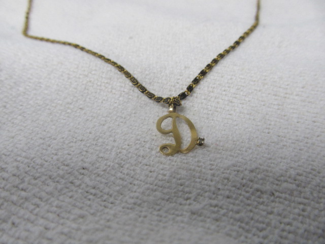lot 19 image: Small 14k Gold D Pendant