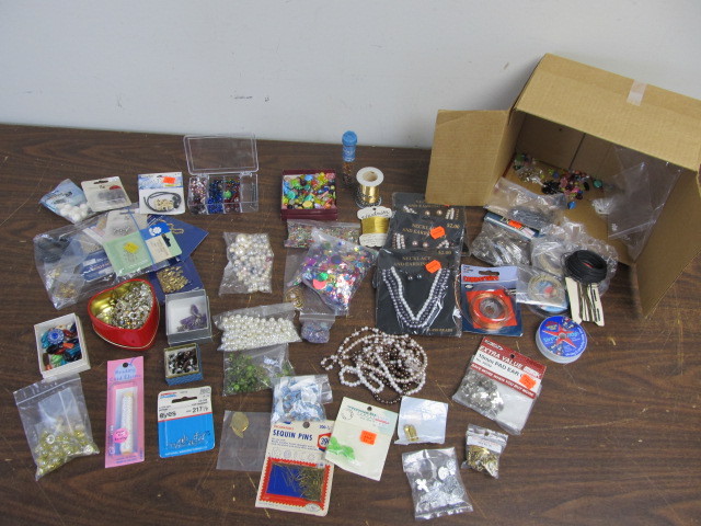 lot 55 image: Lot of Vintage Etc Jewelry Making SuppliesBeads
