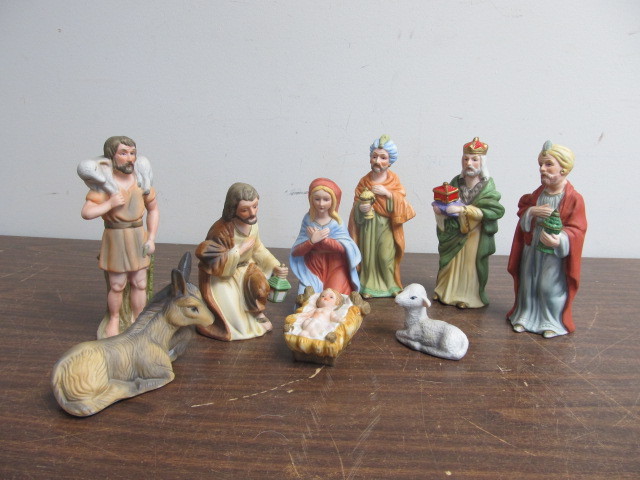lot 57 image: Vintage Nativity Figures