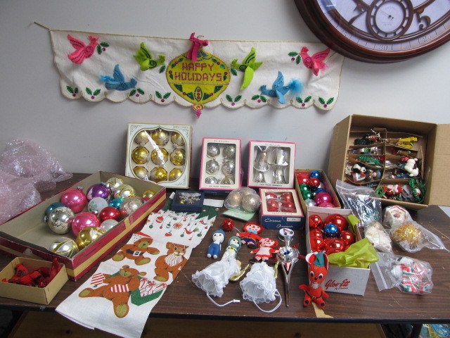 lot 59 image: Large Lot of Christmas Ornaments etc - Some Vintage 