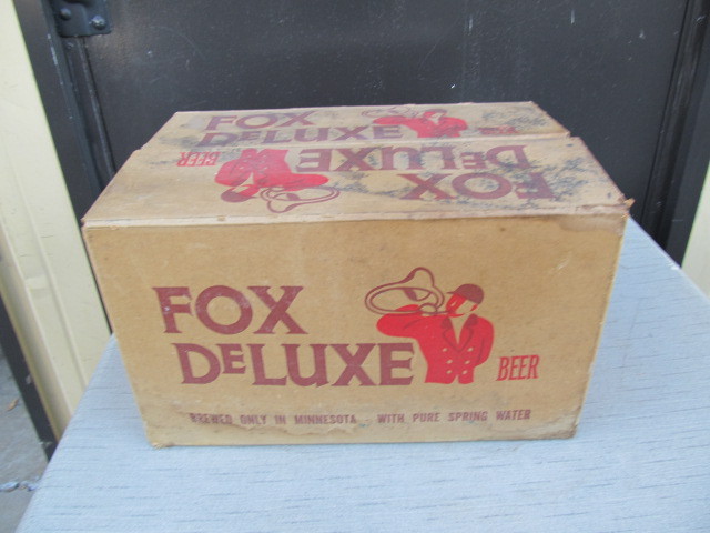lot 72 image: Vintage FOX DELUXE Beer Case wBottles