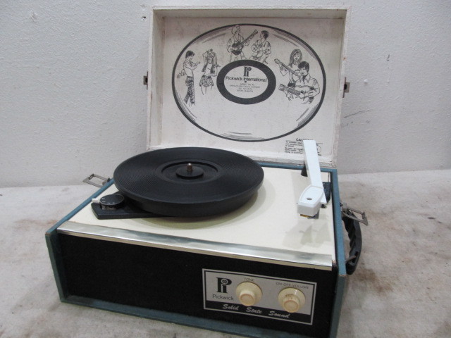 lot 90 image: Vintage PICKWICK Turntable