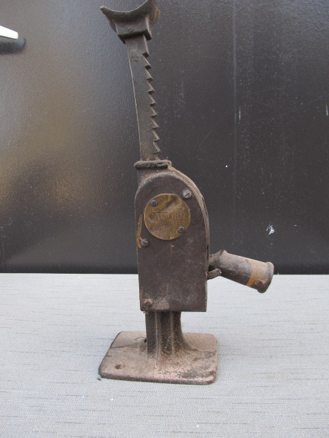 lot 107 image: Antique BEAVER Automobile Jack