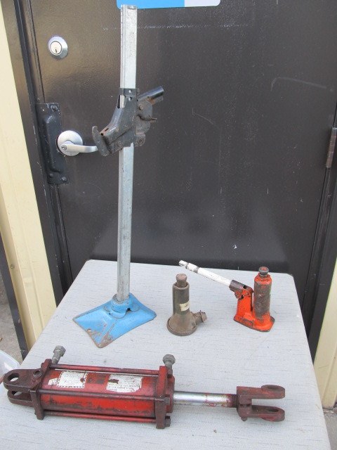 lot 111 image: Auto Jacks & Hydraulic Cylinder 