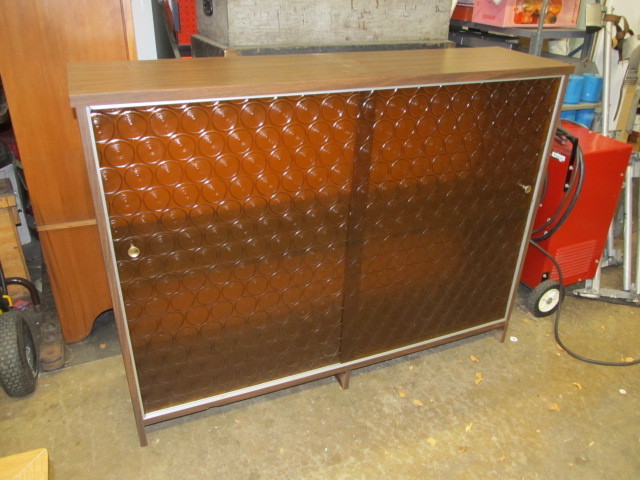 lot 114 image: Vintage Sliding Door Cabinet