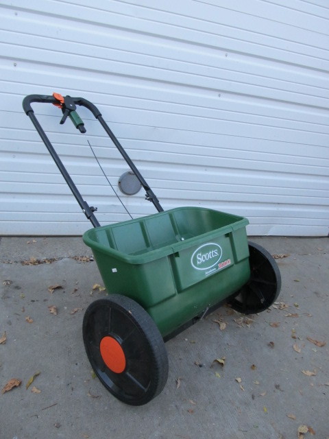 lot 124 image: SCOTTS AccuGreen 3000