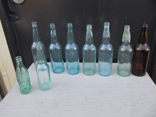 lot 129 image: Group of Antique Anheuser Busch etc Beer bottles