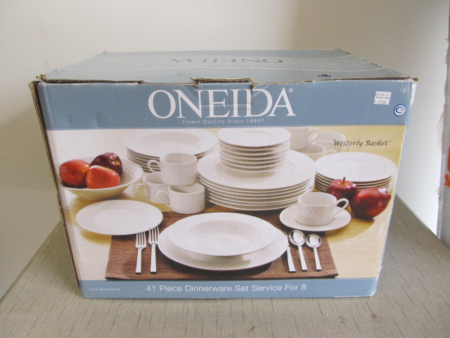lot 140 image: NEW IN BOX Oneida 41 Piece Stoneware Dish Set