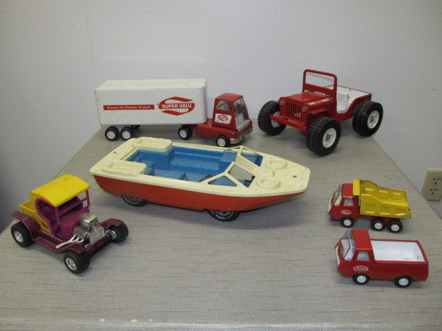 lot 159 image: Lot of Vintage Metal TONKA Vehicles