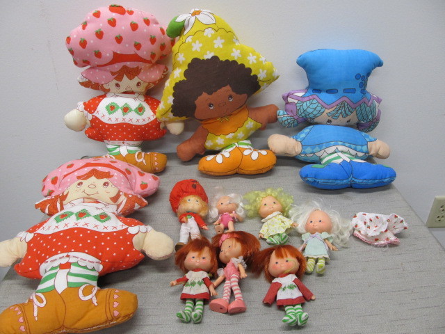 lot 162 image: Group of Vintage Strawberry Shortcake Plush & other Dolls