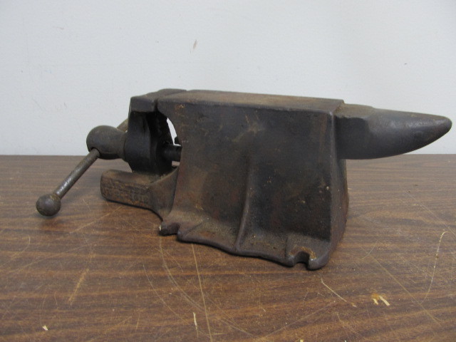 lot 177 image: Antique Cast Iron Anvil Bench Vise