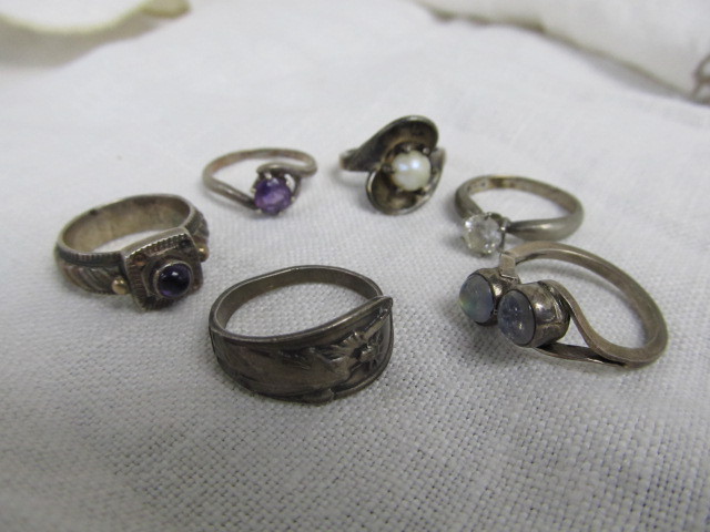 lot 188 image: Group of  VintageAntique Sterling Silver Rings