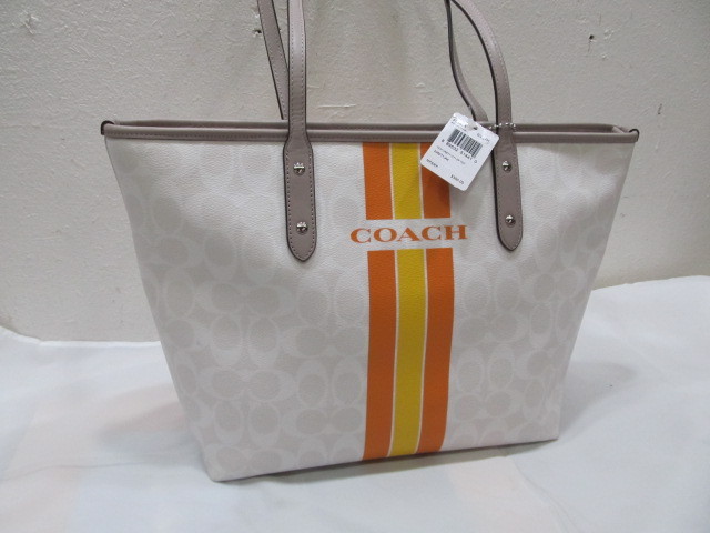 lot 1 image: Brand New wTags Authentic COACH Purse