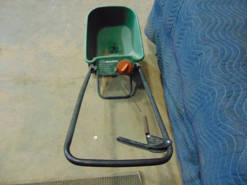 lot 6 image: Scott Fertilizer Spreader