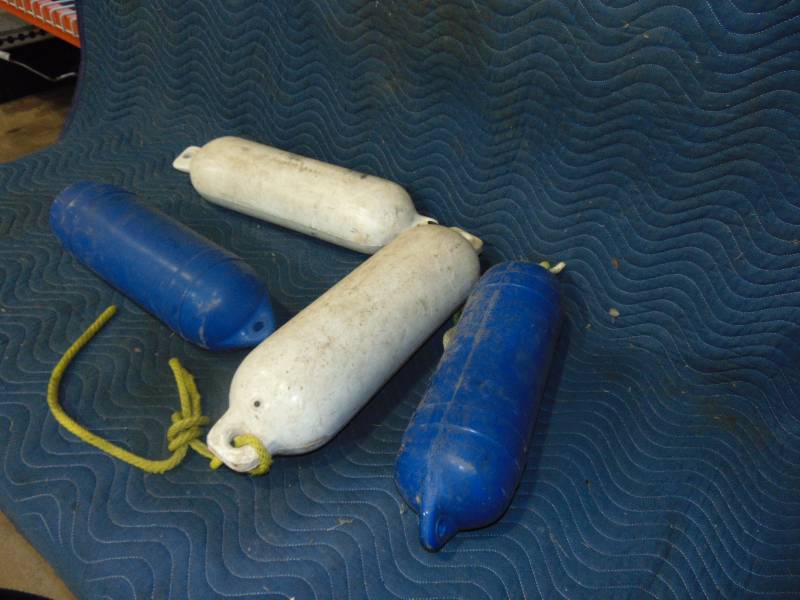 lot 16 image: (4) DockBoat Bumpers
