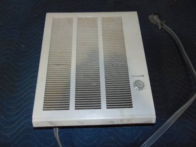 lot 18 image: Electric Wall Heater