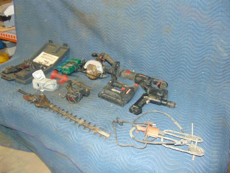 lot 23 image: Misc Lot of Tools