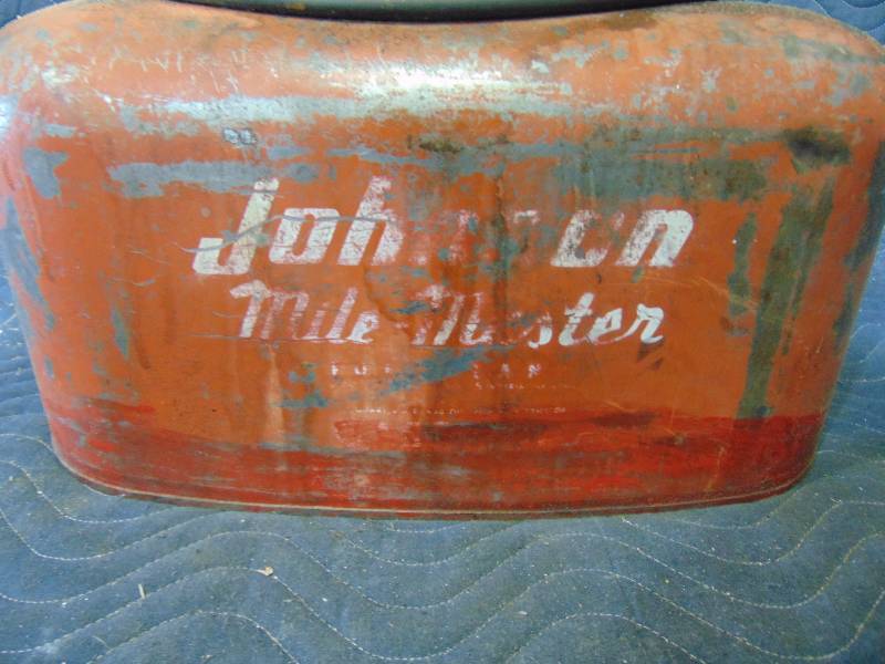 lot 40 image: 5 gallon Metal Boat Gas Tank