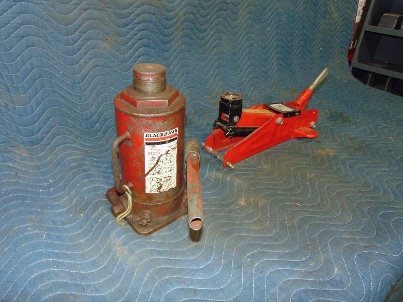 lot 72 image: (1) Bottle Jack and (1) Floor Jack