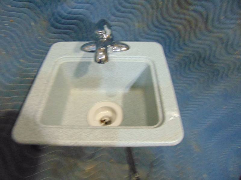 lot 76 image: Small Sink