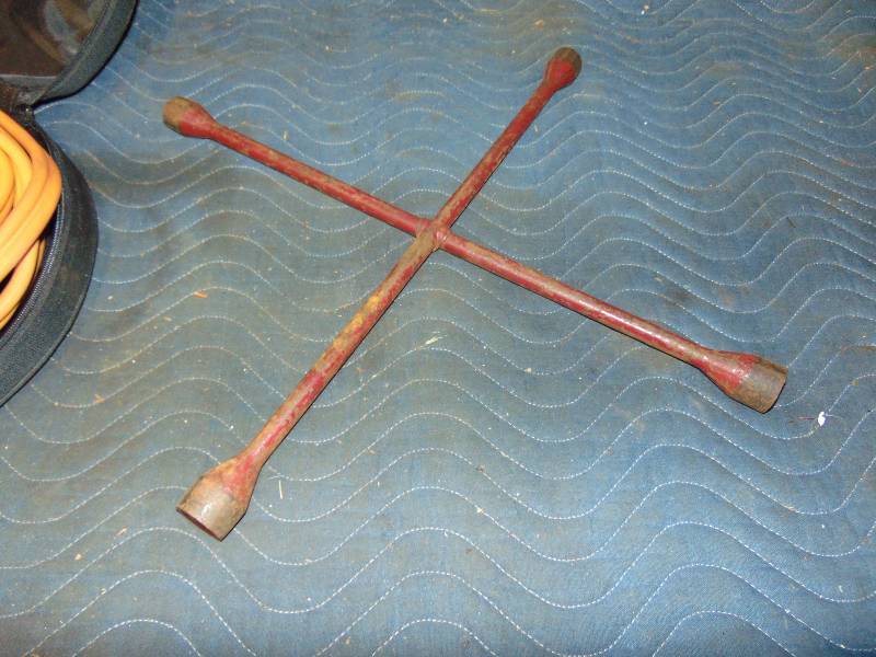 lot 101 image: Jumper Cables and 4 Way Bar