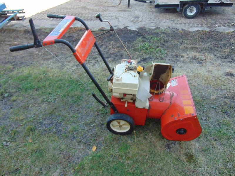 lot 124 image: Simplicity Snowblower