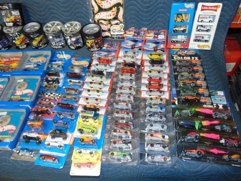 lot 160 image: Large Lot of Hot Wheels Collectibles