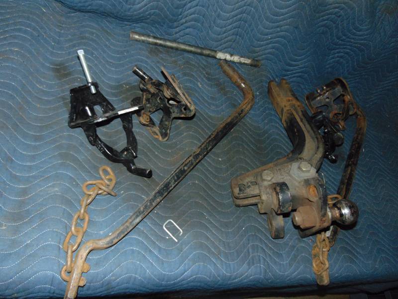 lot 231 image: Heavy Duty Weight Distribution Hitch With 2-616 Ball