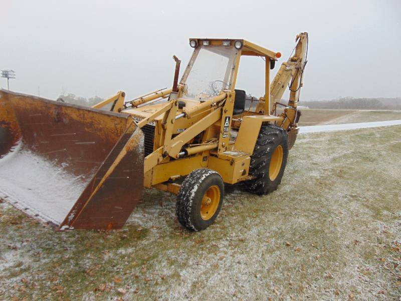 lot 233 image: Allis-Chalmers Front End Loader With Backhoe Attachment