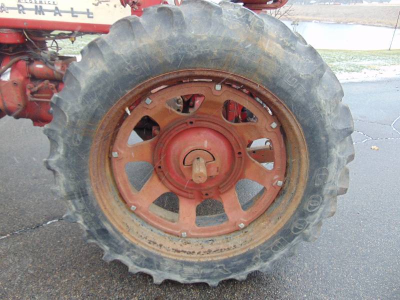 lot 3 image: Farmall 450 Narrow Front Tractor