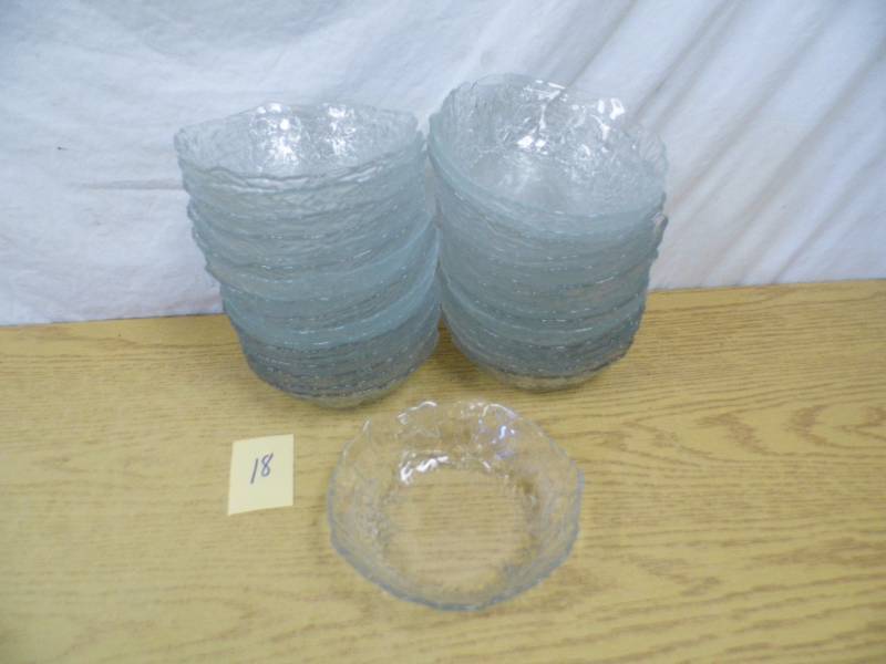 lot 18 image: Lot of 32 Glass Bowls