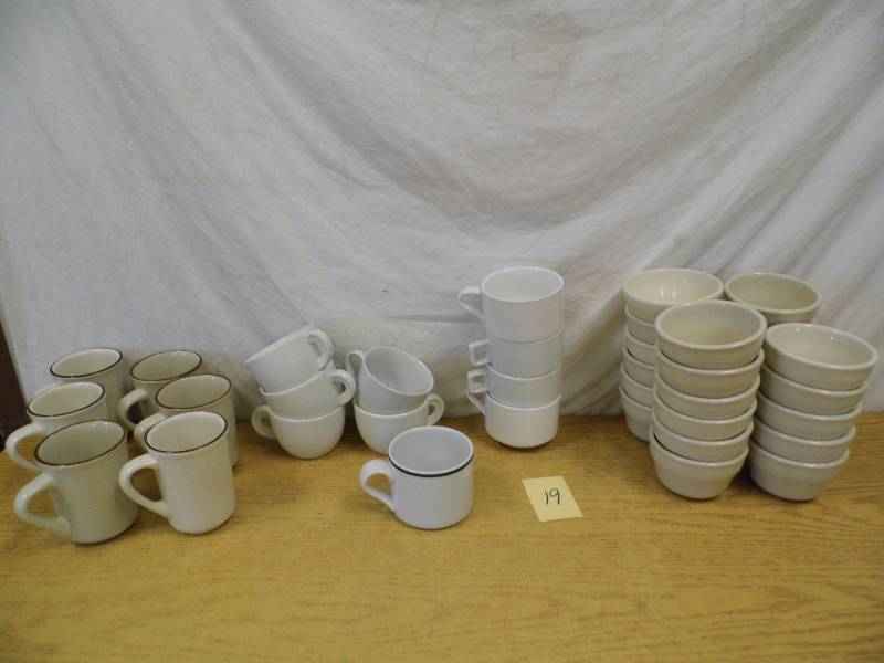 lot 19 image: Lot of 23 Small Bowls