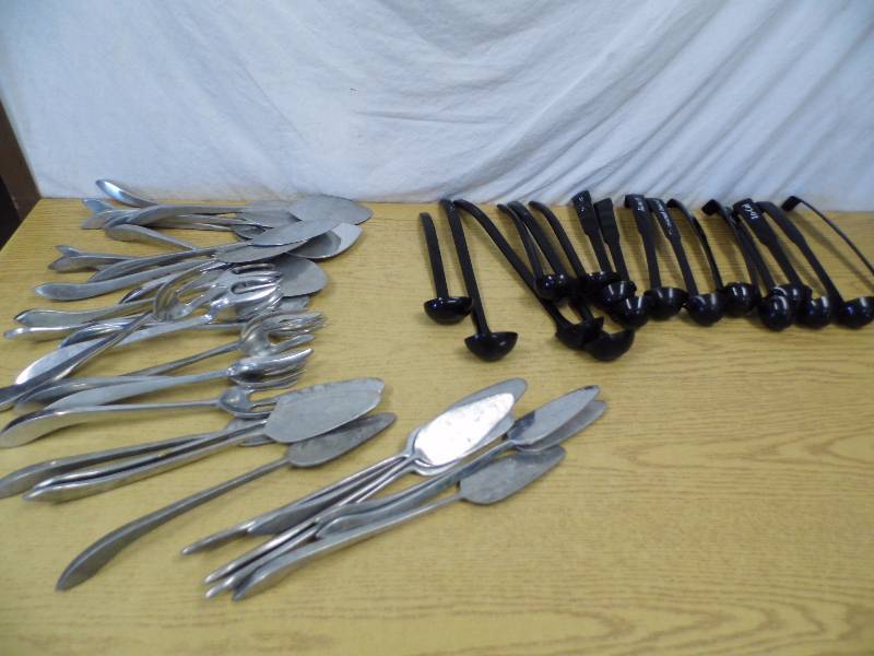 lot 20 image: Serving Utensils