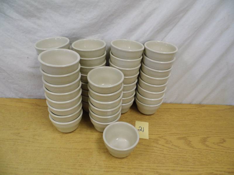 lot 21 image: Lot of 47 Small Bowls