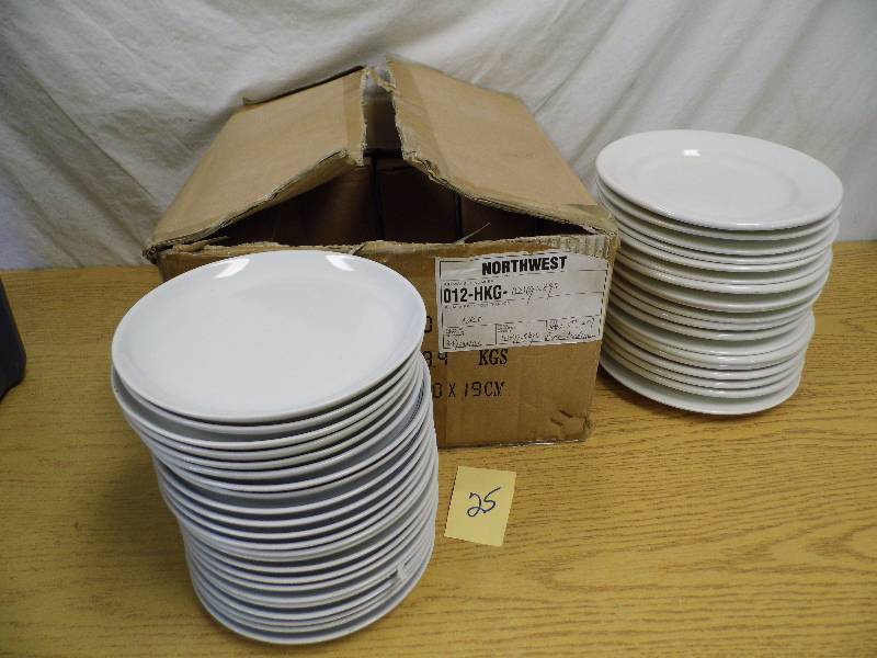lot 25 image: Lot of 52 Plates