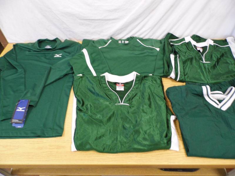 lot 30 image: UND - Green Clothing