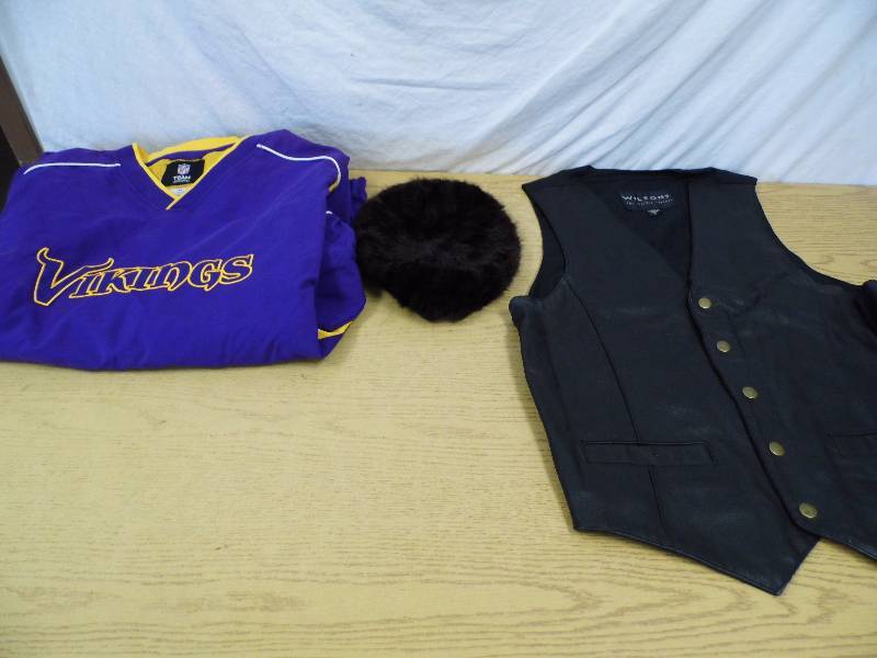 lot 33 image: Vikings Pullover - Vest - Fur Hat