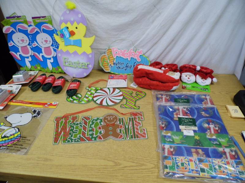 lot 70 image: Holiday Items  Decor