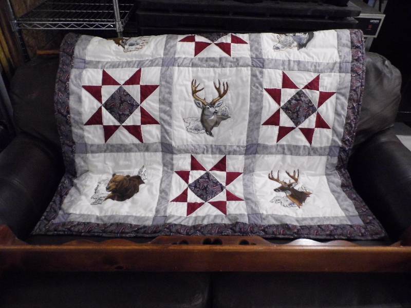 lot 100 image: Quilt W Wall Hanging Rack