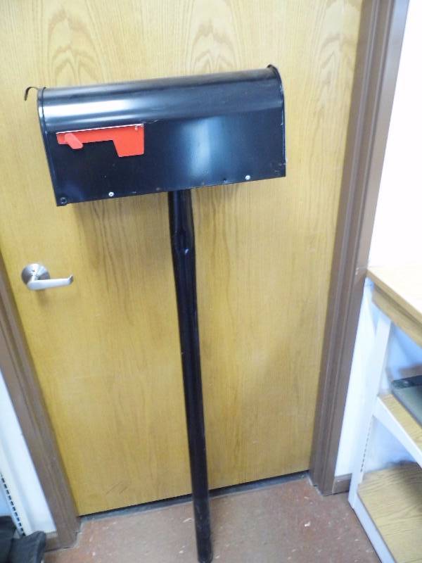 lot 102 image: Mailbox wPole
