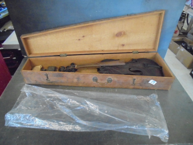 lot 17 image: Antique Violin