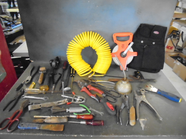 lot 18 image: Miscellaneous Tools And Air Hose