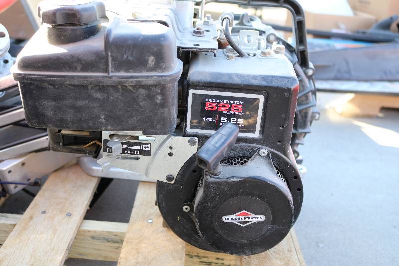 lot 2 image: Large Water Pump With Hose