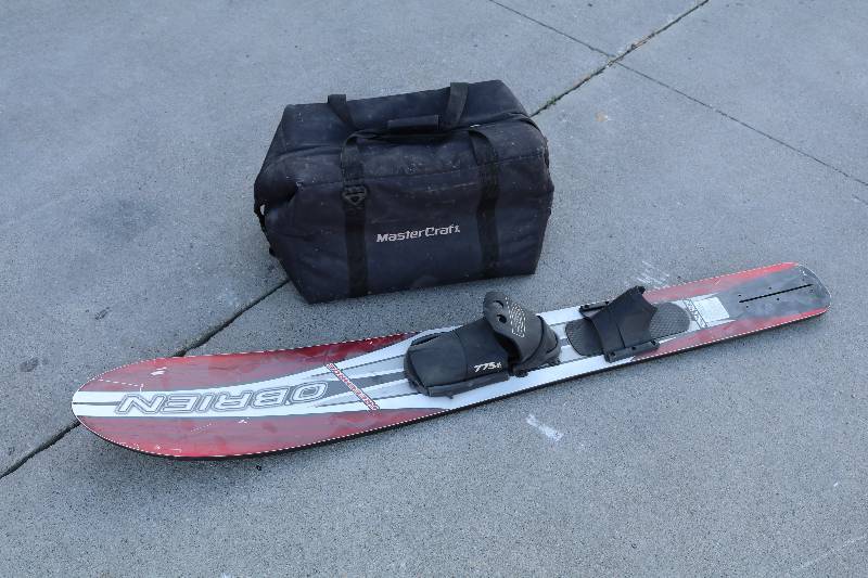 lot 15 image: Slalom SkiCarry Bag