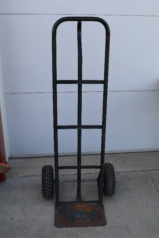 lot 28 image: 2 Wheel Dolly