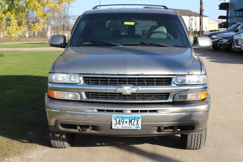 lot 1913 image: 2000 Chevrolet Suburban 1500 LT 4x4