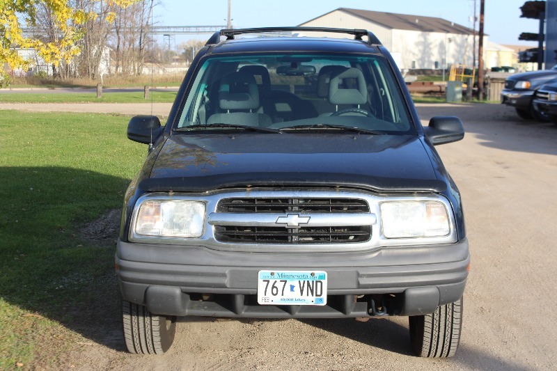 lot 1915 image: 2003 Chevrolet Tracker 4x4